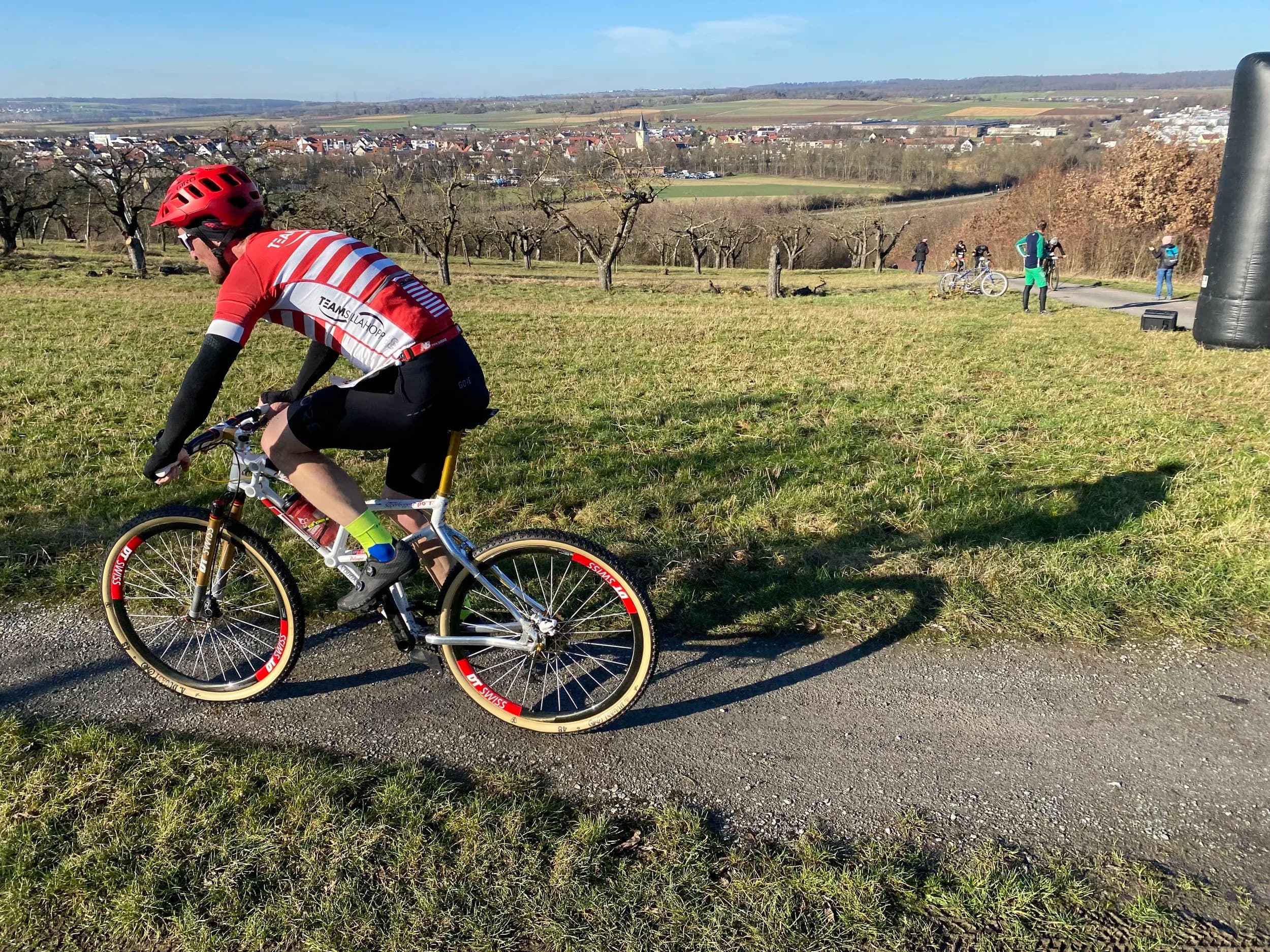 Radfahrer auf winterlichem Feldweg oberhalb von Murr