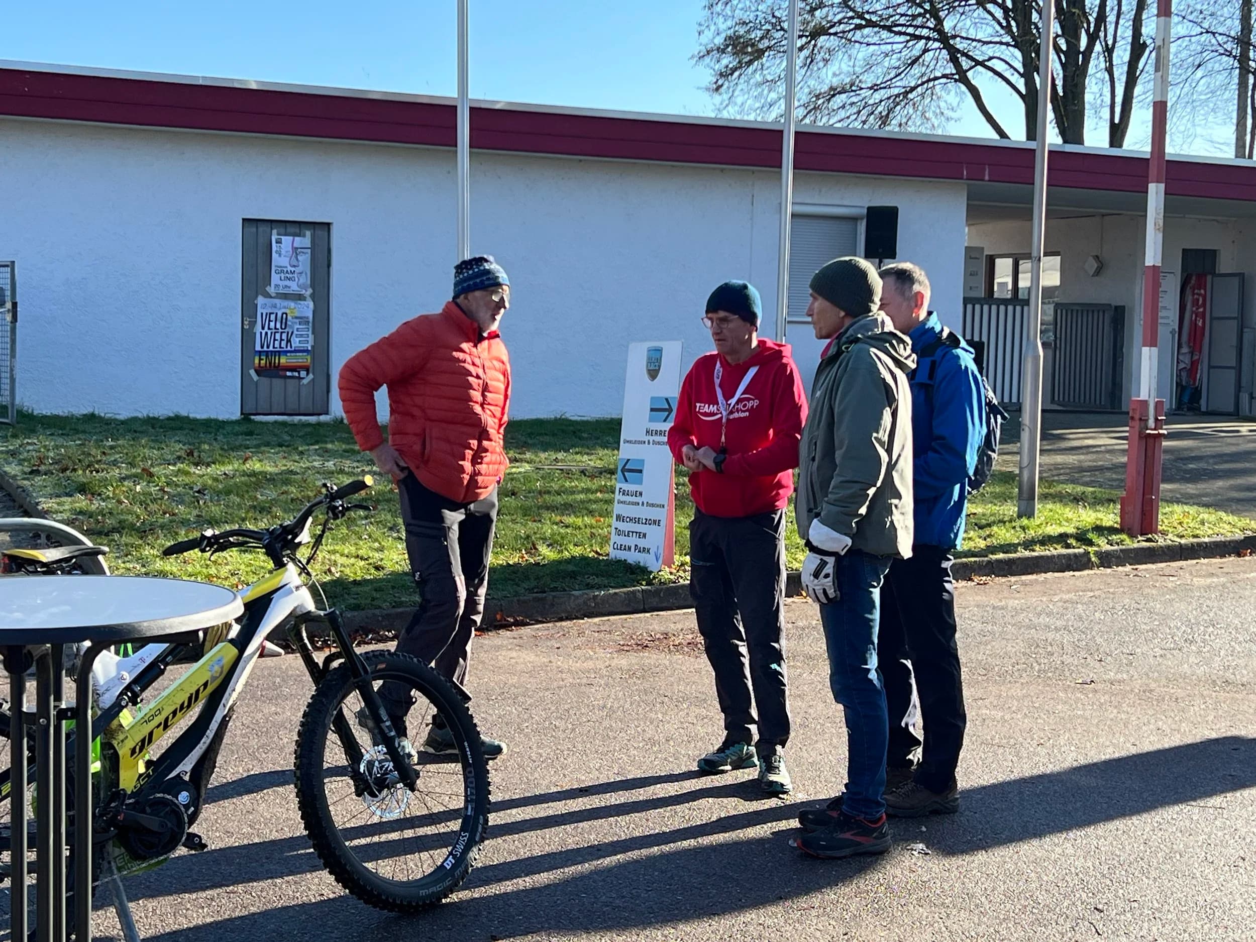 Helfer:innen und Orga-Team am Sportplatz in Murr